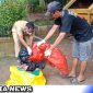 Caption: petugas kebersihan DLH Bangkalan temukan puluhan kantong darah, (dok. regamedianews).