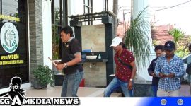 Caption: anggota GKS hendak menyerahkan data tambahan ke Kejari Sampang, (dok. regamedianews).