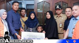 Caption: Dirut BPJS Ketenagakerjaan menyerahkan manfaat jaminan sosial Rp 422 juta, (dok. regamedianews).