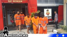 Caption: para tersangka pencurian dan penipuan yang berhasil diamankan Polres Pelabuhan Tanjung Perak serta Polsek jajaran, (dok. Basori Regamedianews).