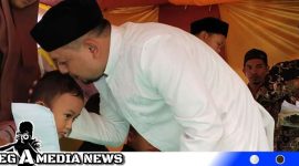 Caption: Camat Tapaktuan Surya Dharma mewakili Bupati Aceh Selatan saat menyerahkan santunan anak yatim Gampong Batu Itam (foto/AE). 