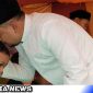 Caption: Camat Tapaktuan Surya Dharma mewakili Bupati Aceh Selatan saat menyerahkan santunan anak yatim Gampong Batu Itam (foto/AE). 