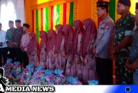 Caption: Asisten I Setdakab Aceh Selatan Kamarsyah dan Anggota DPRA Aceh dapil 9 Irfannusir serta Camat Kluet Selatan Moeriadi hadiri santunan anak yatim-yatimah Gampong Suaq Bakung (foto/AE). 
