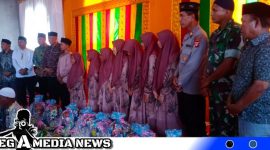Caption: Asisten I Setdakab Aceh Selatan Kamarsyah dan Anggota DPRA Aceh dapil 9 Irfannusir serta Camat Kluet Selatan Moeriadi hadiri santunan anak yatim-yatimah Gampong Suaq Bakung (foto/AE). 
