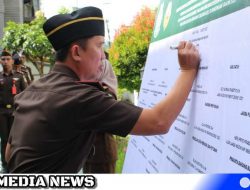 Kejari Aceh Selatan dan  Kacabjari Bakongan Tanda Tangan Pakta Integritas