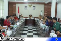 Caption: saat menyampaikan aspirasi terkait pembangunan di Asahan kepada Bupati dan Wakil Bupati Asahan (foto/ir). 