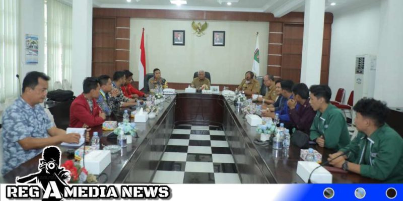Caption: saat menyampaikan aspirasi terkait pembangunan di Asahan kepada Bupati dan Wakil Bupati Asahan (foto/ir). 