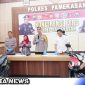 Caption: Kapolres Pamekasan AKBP Satria Permana didampingi Kasat Reskrim dan Kasi Humas saat Konferensi pers ungkap Kasus Pencurian dan Narkoba (foto/sh). 