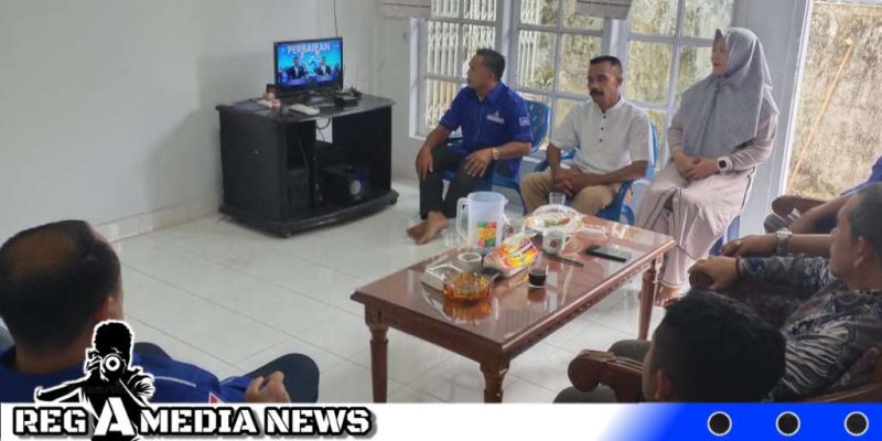 Caption: Dewan Pimpinan Cabang (DPC) Partai Demokrat Aceh Selatan menggelar nonton bareng (foto/ae). 