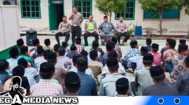 Caption: Sat Lantas Polres Aceh Selatan saat laksanakan program Polisi Saweu Pesantren (foto/ae). 