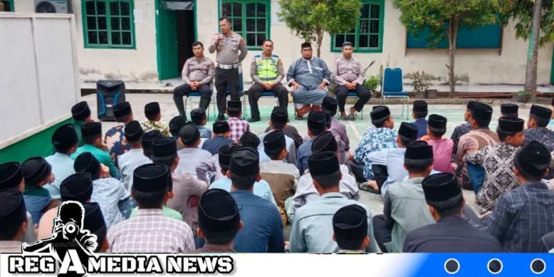 Caption: Sat Lantas Polres Aceh Selatan saat laksanakan program Polisi Saweu Pesantren (foto/ae). 