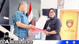 Caption: saat AMI mengantarkan surat pemberitahuan aksi demo besar-besaran ke unit intel Polrestabes Surabaya (foto/AMI) 