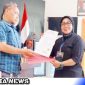 Caption: saat AMI mengantarkan surat pemberitahuan aksi demo besar-besaran ke unit intel Polrestabes Surabaya (foto/AMI) 