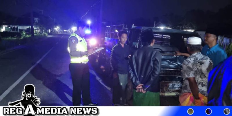 Caption: anggota Satlantas Polres Sampang identifikasi kecelakaan di jalan raya Torjunan, (dok. regamedianews).