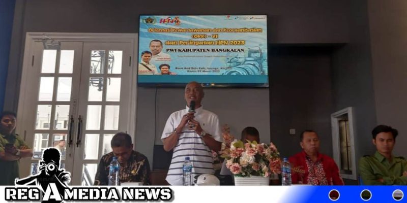 Caption: Wakil Ketua Bidang Keorganisasi PWI Jawa Timur, Machmud Soeharmono, memberikan sambutan di acara OKK PWI Bangkalan, (dok. Syafin Regamedianews).