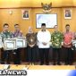 Caption: pose bersama sejumlah camat di Bangkalan usai terima reward, (dok. regamedianews).