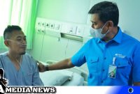 Caption: Dirut BPJS Ketenagakerjaan Anggoro Eko Cahyo meninjau peserta yang dirawat di RS Pertamina Jaya Jakarta, (dok. regamedianews).