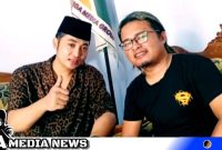 Caption: Irwan Krisdiyanto bersama mas Harry, di kantor redaksi Regamedianews di Sampang, (dok. red).