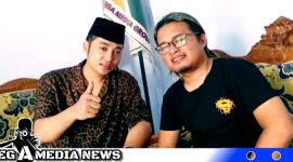 Caption: Irwan Krisdiyanto bersama mas Harry, di kantor redaksi Regamedianews di Sampang, (dok. red).
