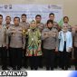 Caption: Kepala BPJS Ketenagakerjaan Madura pose bersama Polres Bangkalan.