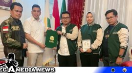 Caption: Ketua PC AMK Sampang Nurul Huda, saat terima SK Kepengurusan dari Ketum AMK Randhika Harsono, (dok. regamedianews).