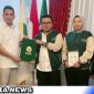 Caption: Ketua PC AMK Sampang Nurul Huda, saat terima SK Kepengurusan dari Ketum AMK Randhika Harsono, (dok. regamedianews).