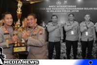 Caption: penyerahan reward kepada Kapolres Sampang AKBP Siswantoro, (dok. regamedianews).