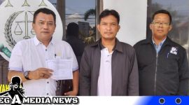 Caption: kuasa hukum keluarga alm H.Sukri tunjukan tanda terima lapor Kejari Sampang, (dok. regamedianews).