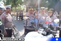 Caption: Kapolres Sampang AKBP Siswantoro cek sepeda motor dinas anggotanya, (dok. regamedianews). 