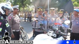 Caption: Kapolres Sampang AKBP Siswantoro cek sepeda motor dinas anggotanya, (dok. regamedianews). 