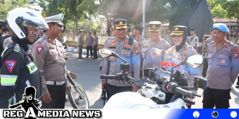 Caption: Kapolres Sampang AKBP Siswantoro cek sepeda motor dinas anggotanya, (dok. regamedianews). 