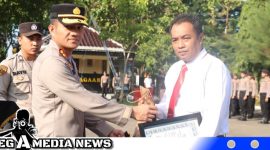 Caption: Kapolres Sampang saat memberikan reward kepada anggota Reskoba, (dok. regamedianews).