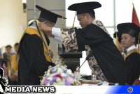Caption: Rektor UTM, Dr. Safi', SH. MH, mengukuhkan Prof. Dr. Mohtar Rasyid, SE., M.Sc., sebagai guru besar Ilmu Ekonomi Fakultas Ekonomi dan Bisnis.