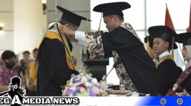Caption: Rektor UTM, Dr. Safi', SH. MH, mengukuhkan Prof. Dr. Mohtar Rasyid, SE., M.Sc., sebagai guru besar Ilmu Ekonomi Fakultas Ekonomi dan Bisnis.