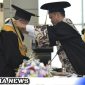 Caption: Rektor UTM, Dr. Safi', SH. MH, mengukuhkan Prof. Dr. Mohtar Rasyid, SE., M.Sc., sebagai guru besar Ilmu Ekonomi Fakultas Ekonomi dan Bisnis.