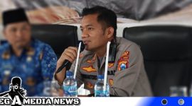 Caption: Kapolres Sampang AKBP Siswantoro, saat mengisi Jumat Curhat di Tambelangan, (dok. regamedianews).