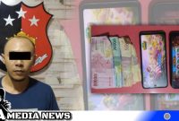 Caption: tersangka penjual chip inisial AM dan barang buktinya, (dok. Basori Regamedianews).