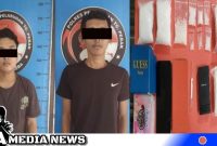 Caption: dua tersangka narkoba inisial FF dan RM beserta barang buktinya, (dok. Basori Regamedianews).