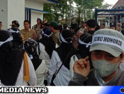 Puluhan Guru Honorer di Sampang Turun Jalan