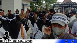 Caption: puluhan guru honorer saat demo didepan kantor Pemkab Sampang, (dok. Harry Regamedianews).