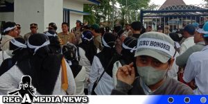 Puluhan Guru Honorer di Sampang Turun Jalan