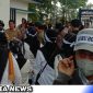 Caption: puluhan guru honorer saat demo didepan kantor Pemkab Sampang, (dok. Harry Regamedianews).