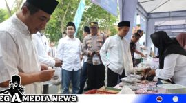 Caption: Sekdakab Sampang tampak minati takjil PKL Alun-Alun Trunojoyo, (dok. Prokopim Sampang).