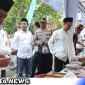 Caption: Sekdakab Sampang tampak minati takjil PKL Alun-Alun Trunojoyo, (dok. Prokopim Sampang).