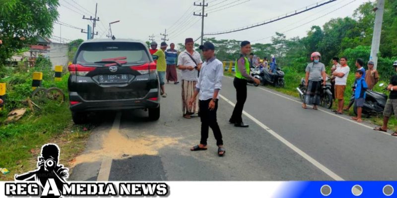 Caption: tampak petugas kepolisian dan warga berada di lokasi kejadian kecelakaan, (dok. regamedianews).