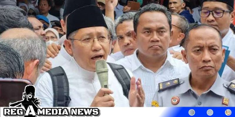 Caption:  Anas Urbaningrum saat berpidato usai bebas dari Lapas Sukamiskin, Kota Bandung, Jawa Barat, Selasa (11/4/23).