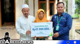 Caption: saat penyerahan santunan, Jaminan Kematian BPJamsostek sebesar Rp 42.000.000. doc.syafin) 