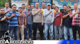 Caption: Kapolres Asahan saat melaksanakan Jum'at Curhat dengan menyambangi warung WPA di Jalan Mahoni,(doc.ir) 