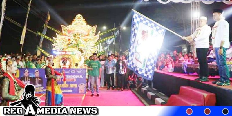 Caption: Bupati H. Slamet Junaidi bersama Wakil Bupati H. Abdullah Hidayat saat melepas 24 peserta Parade Combodug.(doc.icha) 