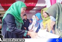 Caption: Gubernur Jatim Khofifah Indar parawansa didampingi Bupati Pamekasan saat membagikan Sedekah Produktif untuk Pelaku Usaha Ultra Mikro. (doc.sh, regamedianews) 